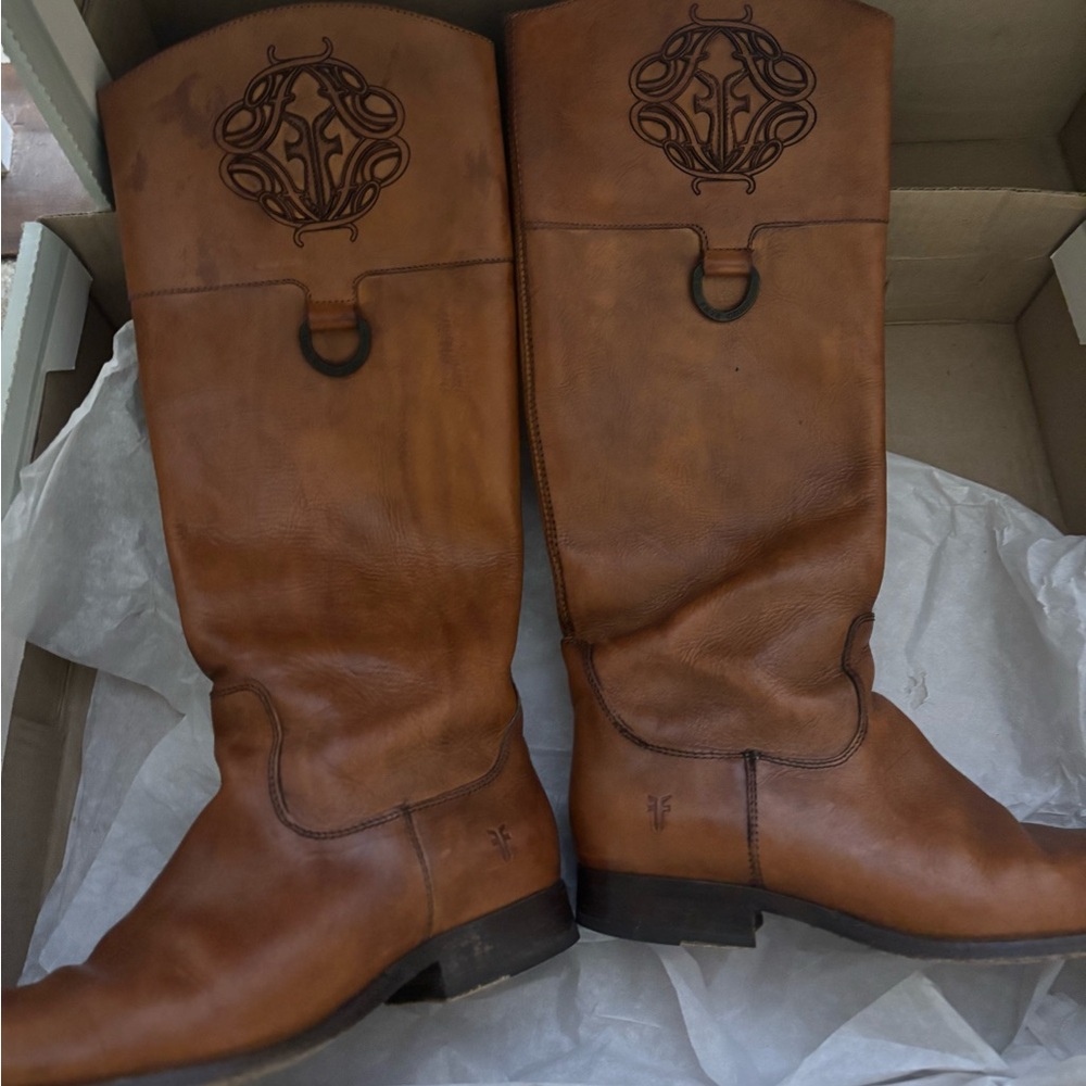 **SOLD**Frye Melissa Logo Boots 8.5, Tan
